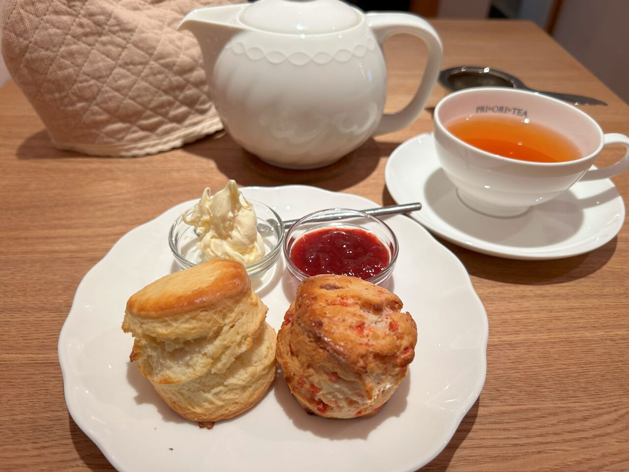 紅茶専門店PRI・ORI・TEAのスコーン(プレーン・いちご)