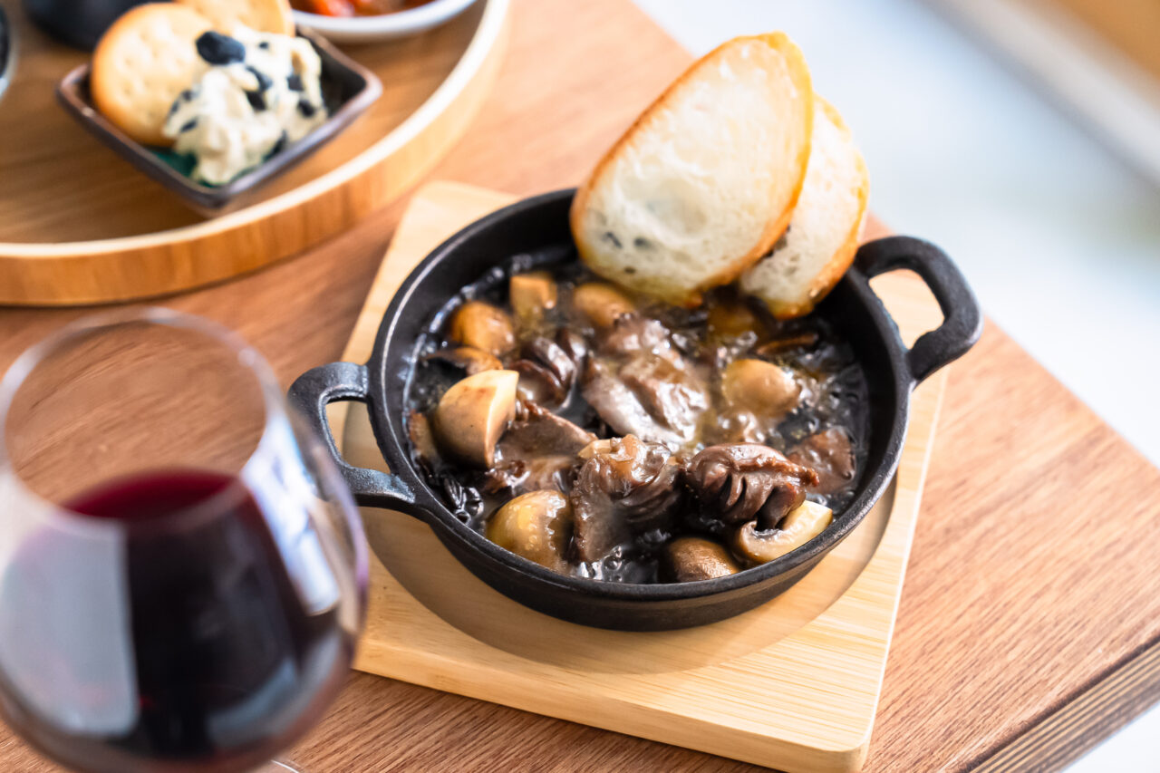 【藤沢市】藤沢駅南口で人気の日本ワインの角打ち酒屋「じゃん商店」でランチ開始! “酒屋の昼ごはん”が1月15日からスタートします♪