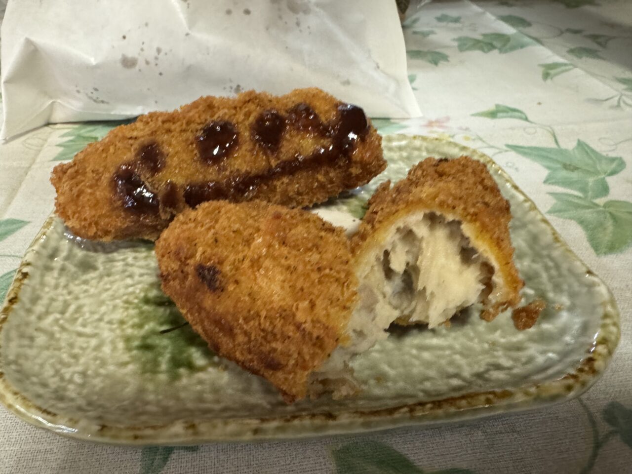 【藤沢市】高座豚の養豚場直売所で味わう揚げたての一個。「みーとはうす KANEKO」の手づくりコロッケが人気です♪