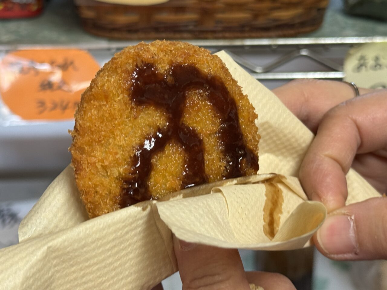 【藤沢市】高座豚の養豚場直売所で味わう揚げたての一個。「みーとはうす KANEKO」の手づくりコロッケが人気です♪