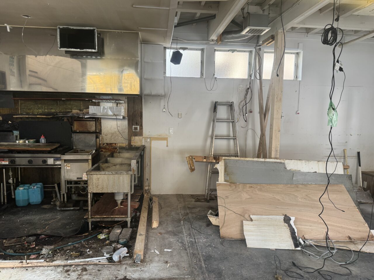 【藤沢市】辻堂海浜公園近く、サーファー通り沿いのイタリアンレストラン「ON THE PIG’S BACK」が姿消す？ 現地で確認した現在の状況。