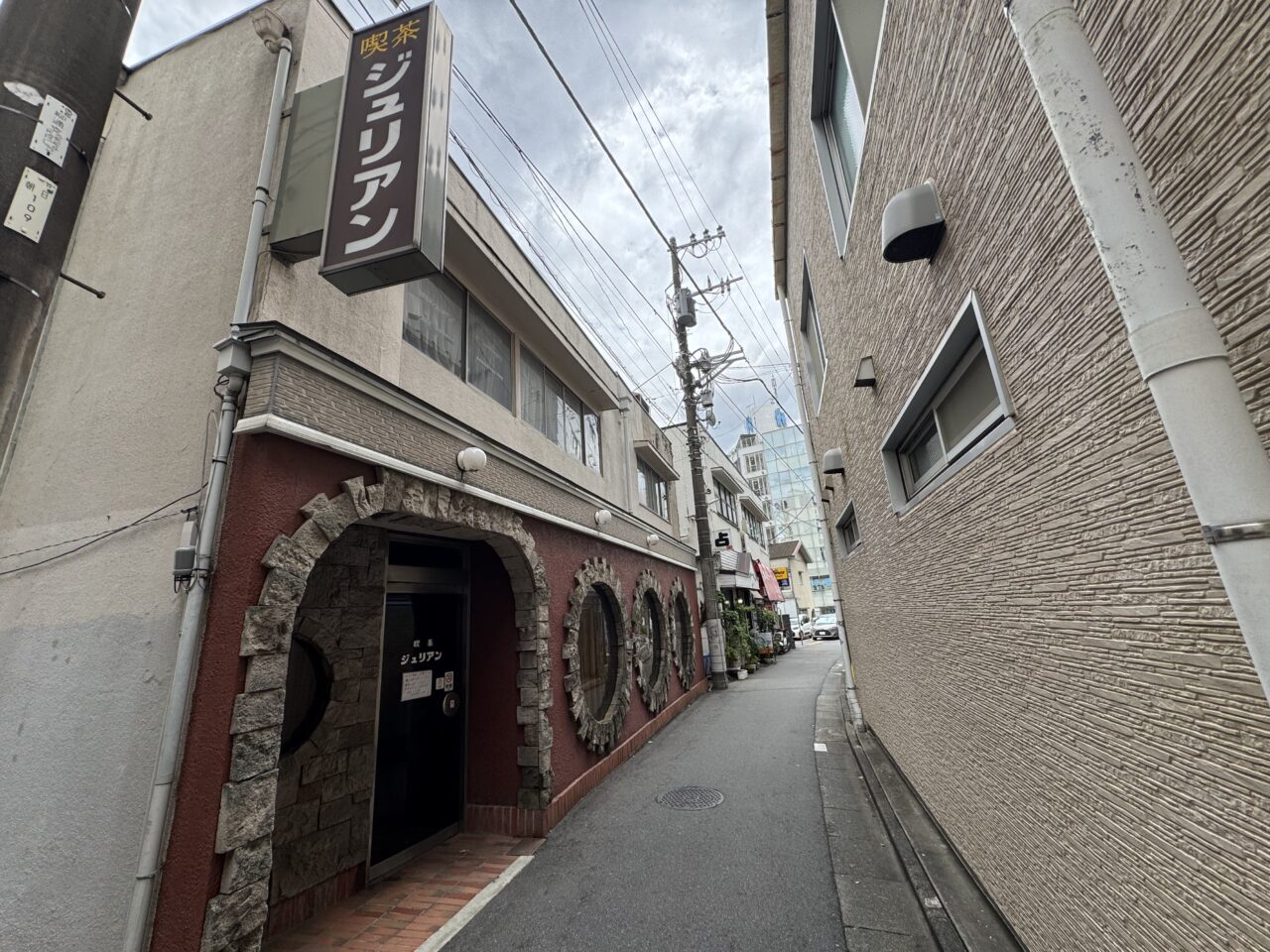 【藤沢市】藤沢駅北口の昭和レトロな雰囲気で知られる人気の老舗喫茶店「ジュリアン」が休業中です。営業再開を待ち望む声も。