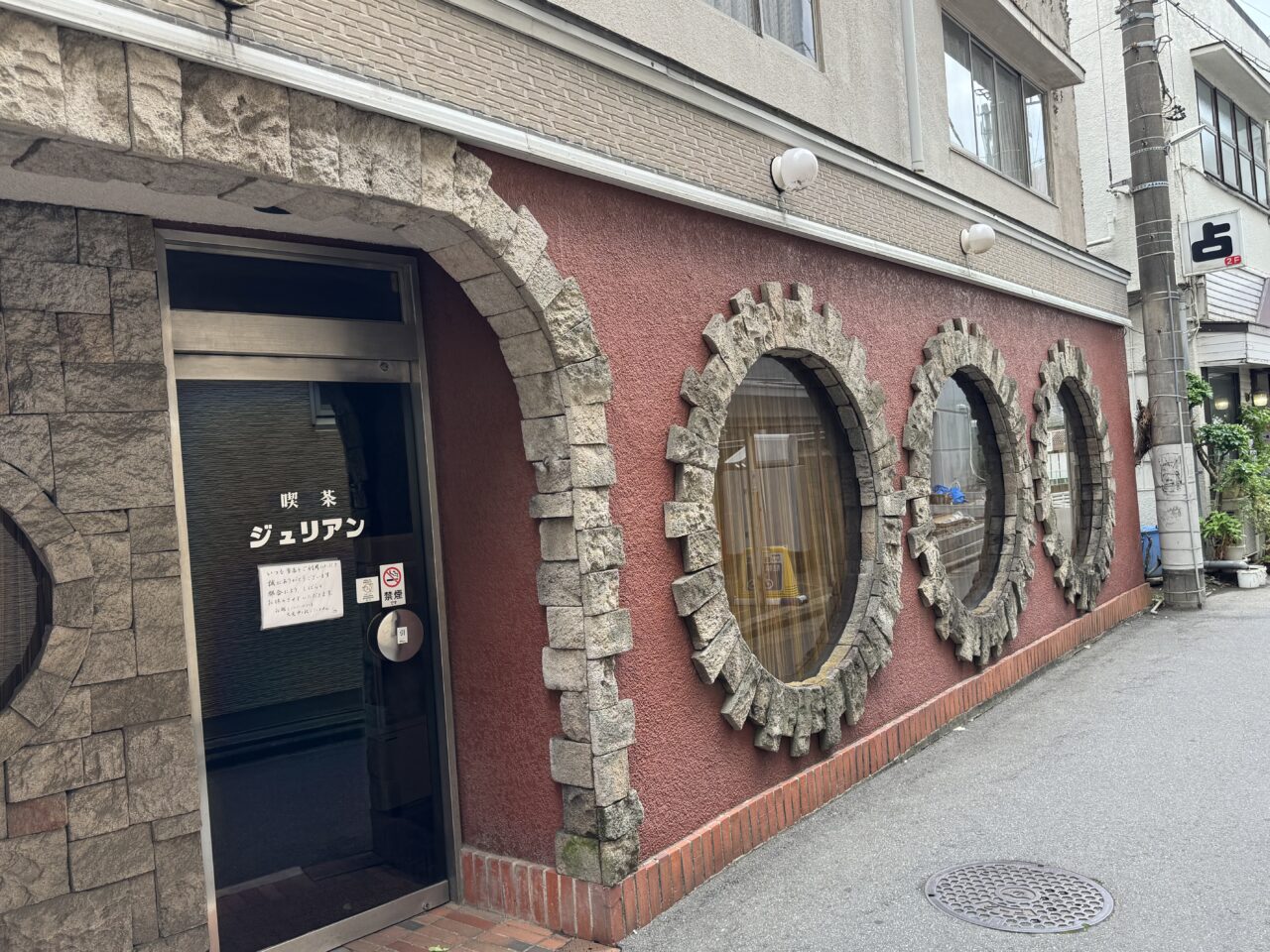 【藤沢市】藤沢駅北口の昭和レトロな雰囲気で知られる人気の老舗喫茶店「ジュリアン」が休業中です。営業再開を待ち望む声も。