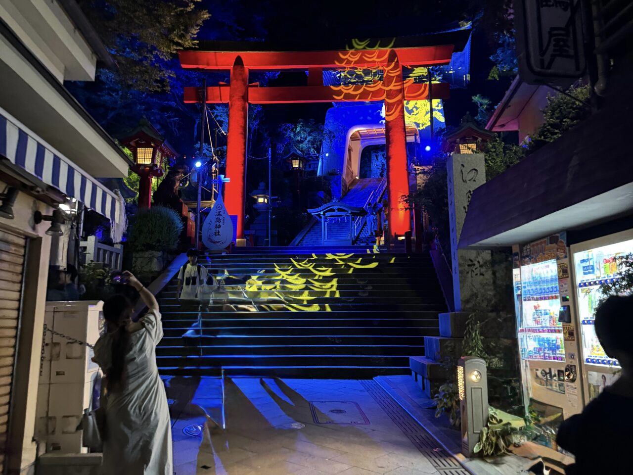 【藤沢市】江の島の夜が幻想的な光に包まれます。「江の島灯籠2026」が8月1日~9月23日まで江の島島内各所で開催されます♪ 土曜限定の浴衣レンタルや青春ブタ野郎コラボも!