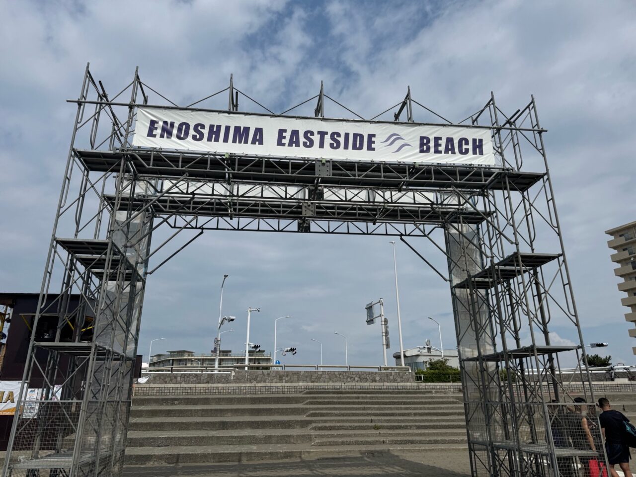 【藤沢市】湘南の夏が開幕！ 海開きとともに「江の島マイアミビーチショー2026」が開催されます♪ 花火イベントも開催予定です。