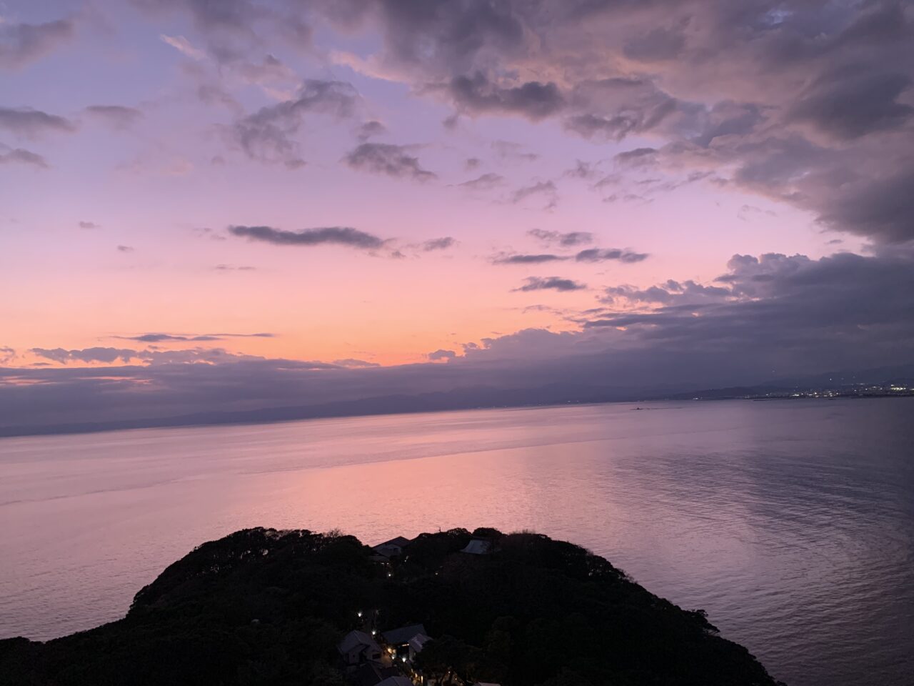 【藤沢市】昼はアート散策、夜は光の幻想。「江の島アートフェスティバル 2026」が江の島、片瀬海岸エリアで４月11日より開催中です♪
