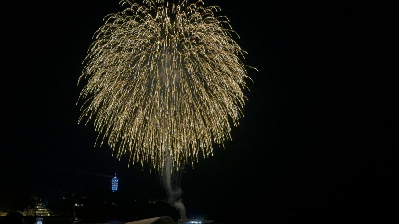 【藤沢市】湘南の夏が開幕！ 海開きとともに「江の島マイアミビーチショー2026」が開催されます♪ 花火イベントも開催予定です。