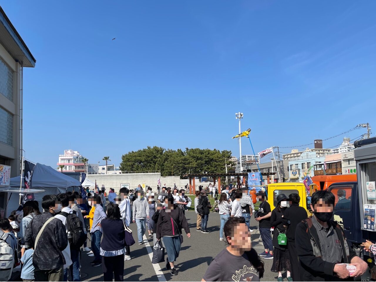 【藤沢市】 江の島フィッシャーマンズマルシェと初コラボ！ 湘南の海で愛犬と楽しむドッグイベント「漁港のワンマルシェ」が3月14日、15日片瀬漁港で開催されます♪