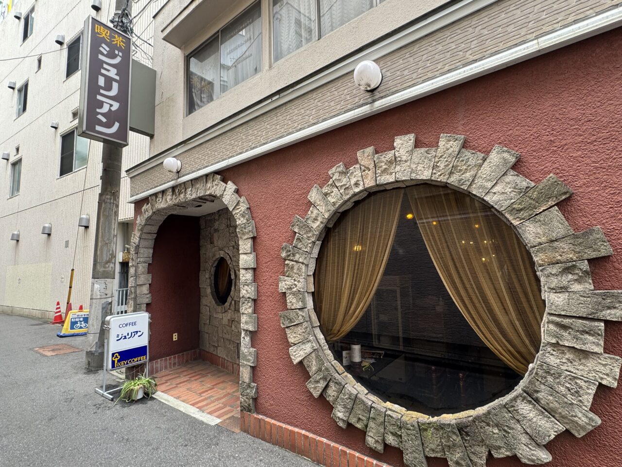 【藤沢市】しばらく休業していた老舗喫茶「ジュリアン」が営業再開していました！ 短縮営業でも店内はにぎわい、人気のペアソーダも健在でした♪