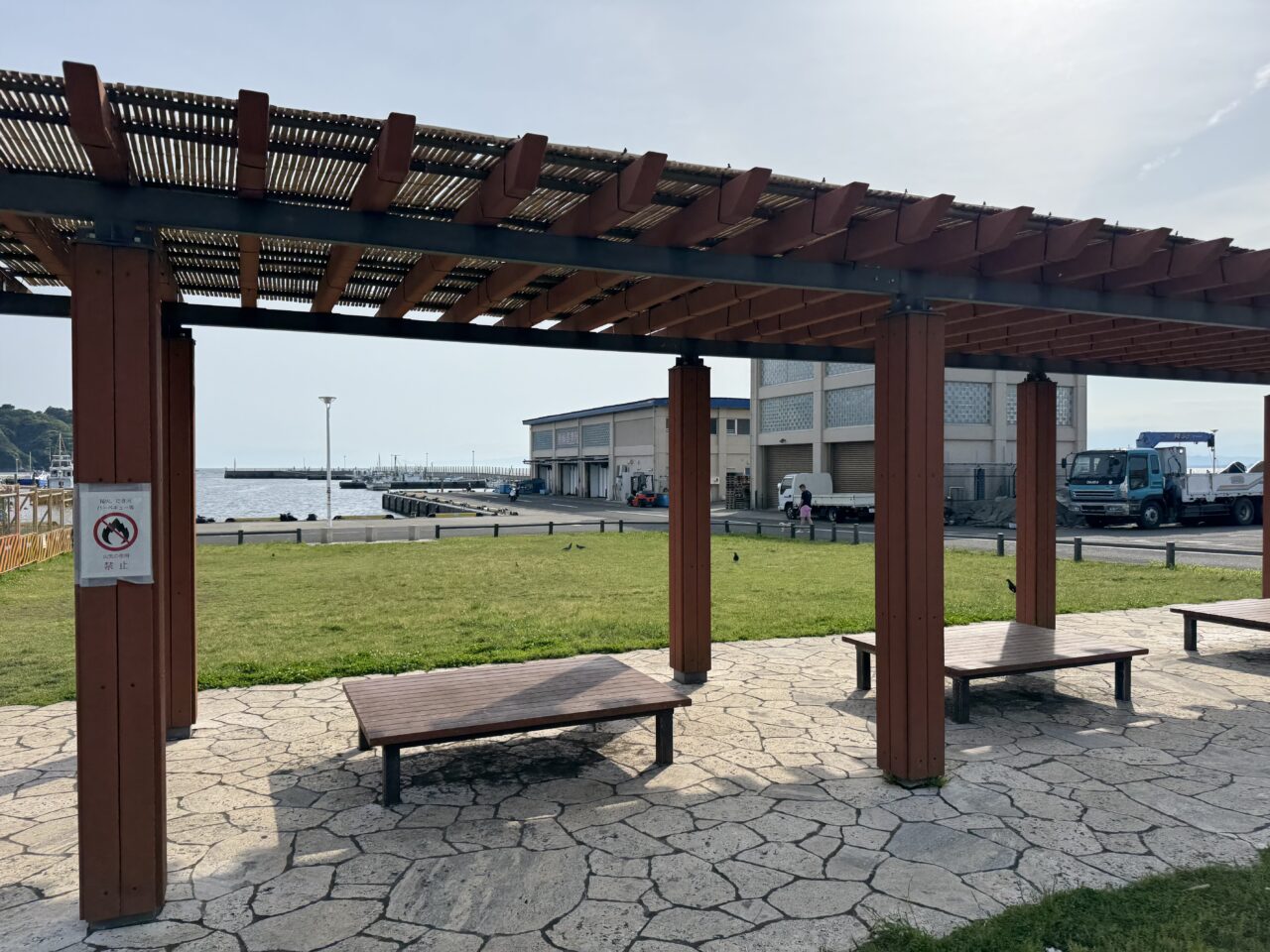 【藤沢市】 江の島フィッシャーマンズマルシェと初コラボ！ 湘南の海で愛犬と楽しむドッグイベント「漁港のワンマルシェ」が3月14日、15日片瀬漁港で開催されます♪