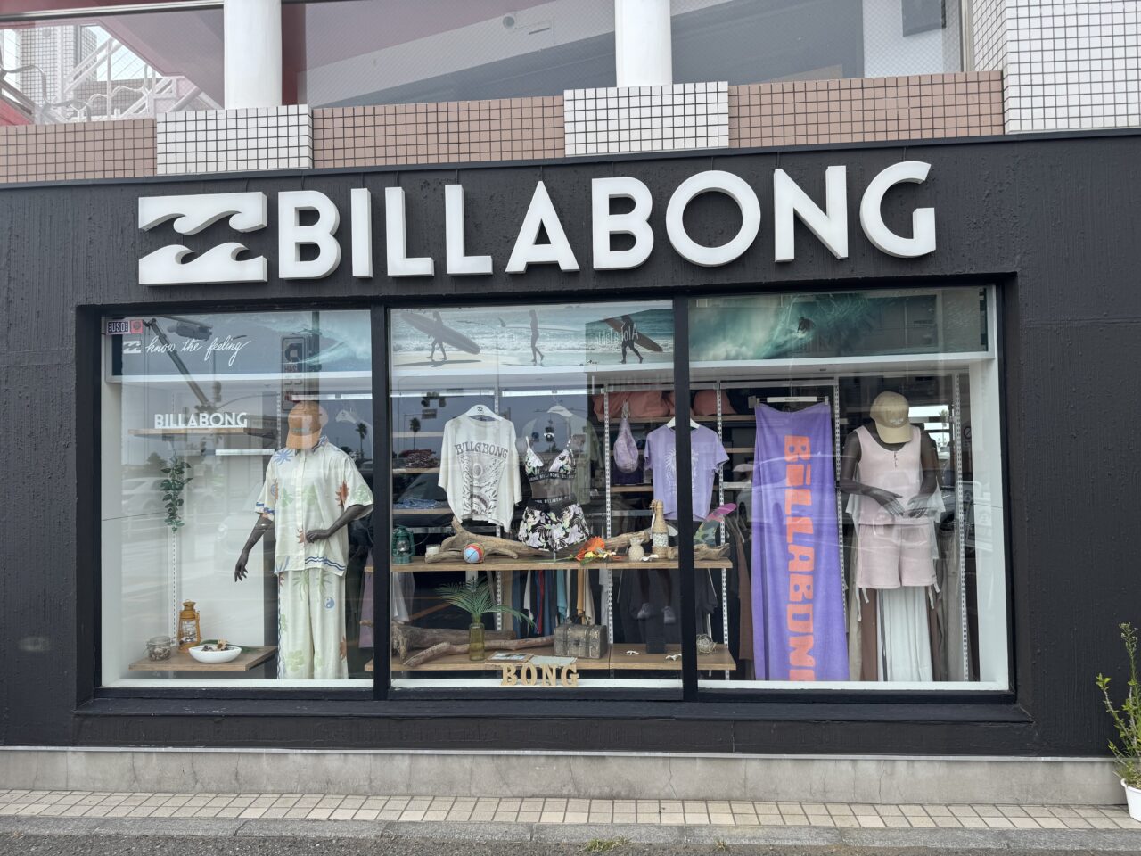 【藤沢市】「江ノ電×BILLABONG」が8月28日からスタート! 限定コラボアイテムや藤沢・江ノ島・鎌倉を巡るスタンプラリーも♪