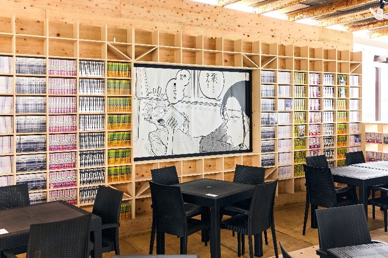 【藤沢市】『頭文字D』『カイジ』『ザ・ファブル』も！ お酒を飲みながらマンガが読み放題！ 「ヤンマガ飲める読める海の家」が片瀬西浜・鵠沼海水浴場に9月13日まで期間限定でオープンしています♪