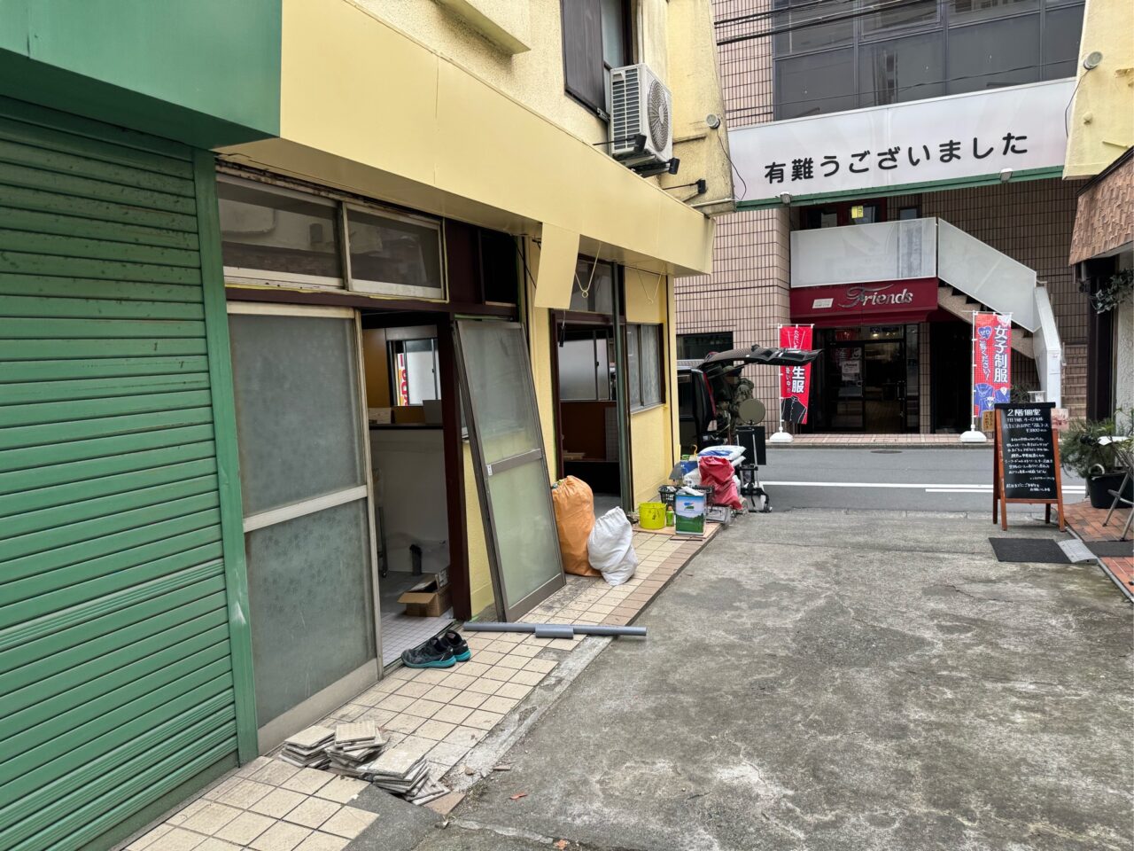 【藤沢市】藤沢駅南口の奥田センター飲食街の「つるや食堂」跡地で工事進行中。「藤沢もんじゃセンター」の看板が出現。