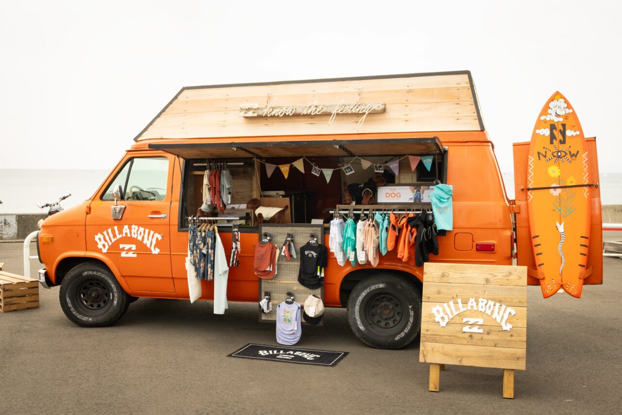 【藤沢市】「江ノ電×BILLABONG」が8月28日からスタート! 限定コラボアイテムや藤沢・江ノ島・鎌倉を巡るスタンプラリーも♪