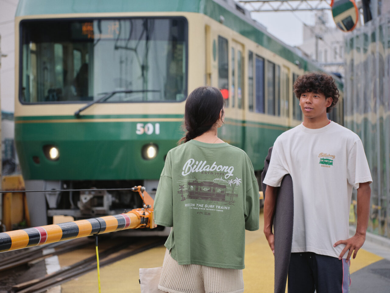 【藤沢市】「江ノ電×BILLABONG」が8月28日からスタート! 限定コラボアイテムや藤沢・江ノ島・鎌倉を巡るスタンプラリーも♪