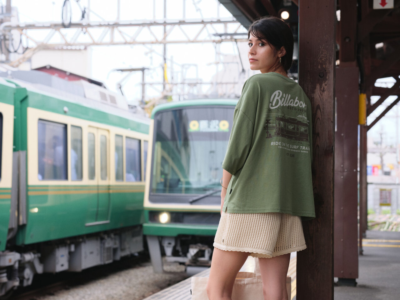 【藤沢市】「江ノ電×BILLABONG」が8月28日からスタート! 限定コラボアイテムや藤沢・江ノ島・鎌倉を巡るスタンプラリーも♪
