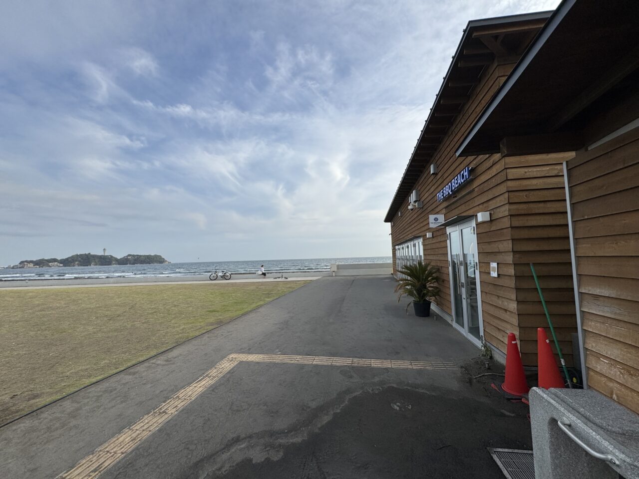 【藤沢市】手ぶらでも持ち込みでも楽しめる都市型ビーチBBQ施設「THE BBQ BEACH in KUGENUMA」が 鵠沼海浜公園HUG-RIDE PARKに4月18日にオープンします♪