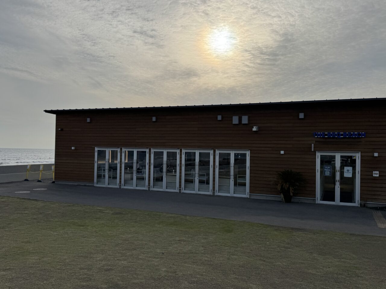 【藤沢市】手ぶらでも持ち込みでも楽しめる都市型ビーチBBQ施設「THE BBQ BEACH in KUGENUMA」が 鵠沼海浜公園HUG-RIDE PARKに4月18日にオープンします♪
