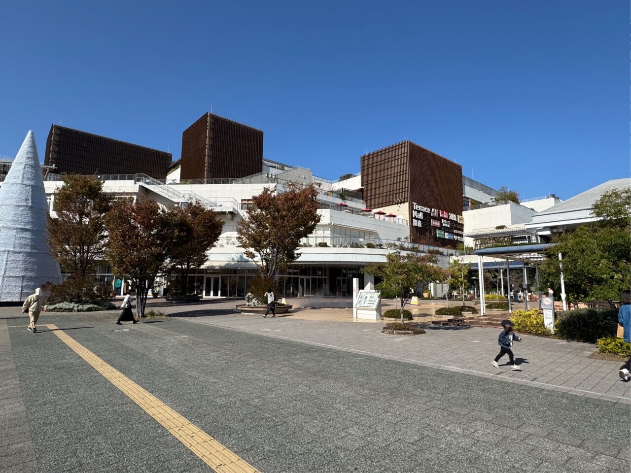 【藤沢市】2026年初売り。「テラスモール湘南 WINTERセール」開催！ 最大70％OFFの商品や福袋、期間限定グルメやニューイヤーイルミネーションも必見♪