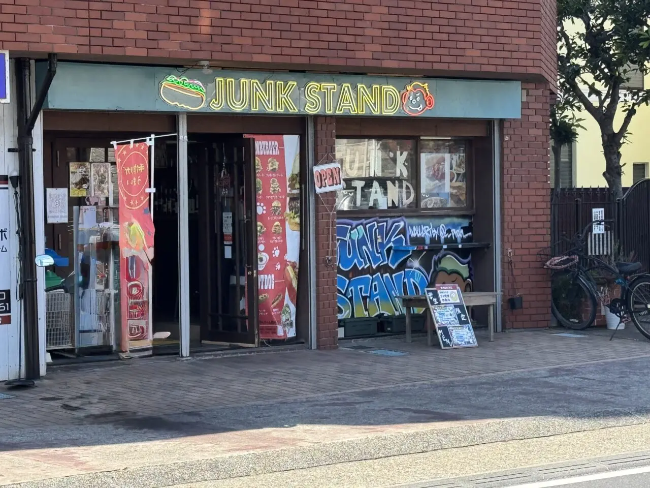 わんちゃんOKのカフェ『JUNK STAND』の絶品バーガーが話題! 間借り営業も集まる“挑戦者応援カフェ”とは?