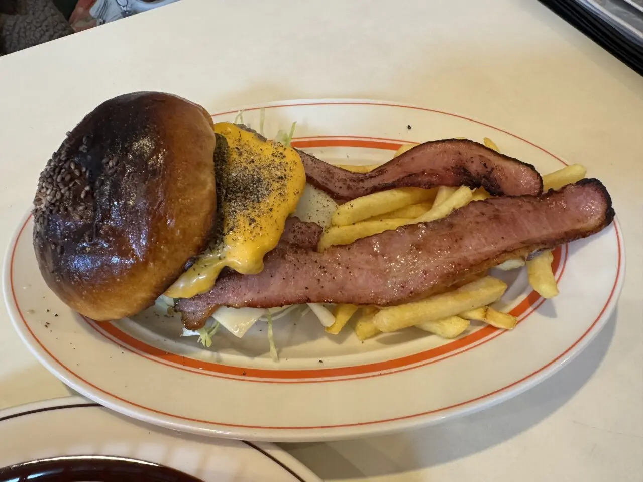 わんちゃんOKのカフェ『JUNK STAND』の絶品バーガーが話題! 間借り営業も集まる“挑戦者応援カフェ”とは?