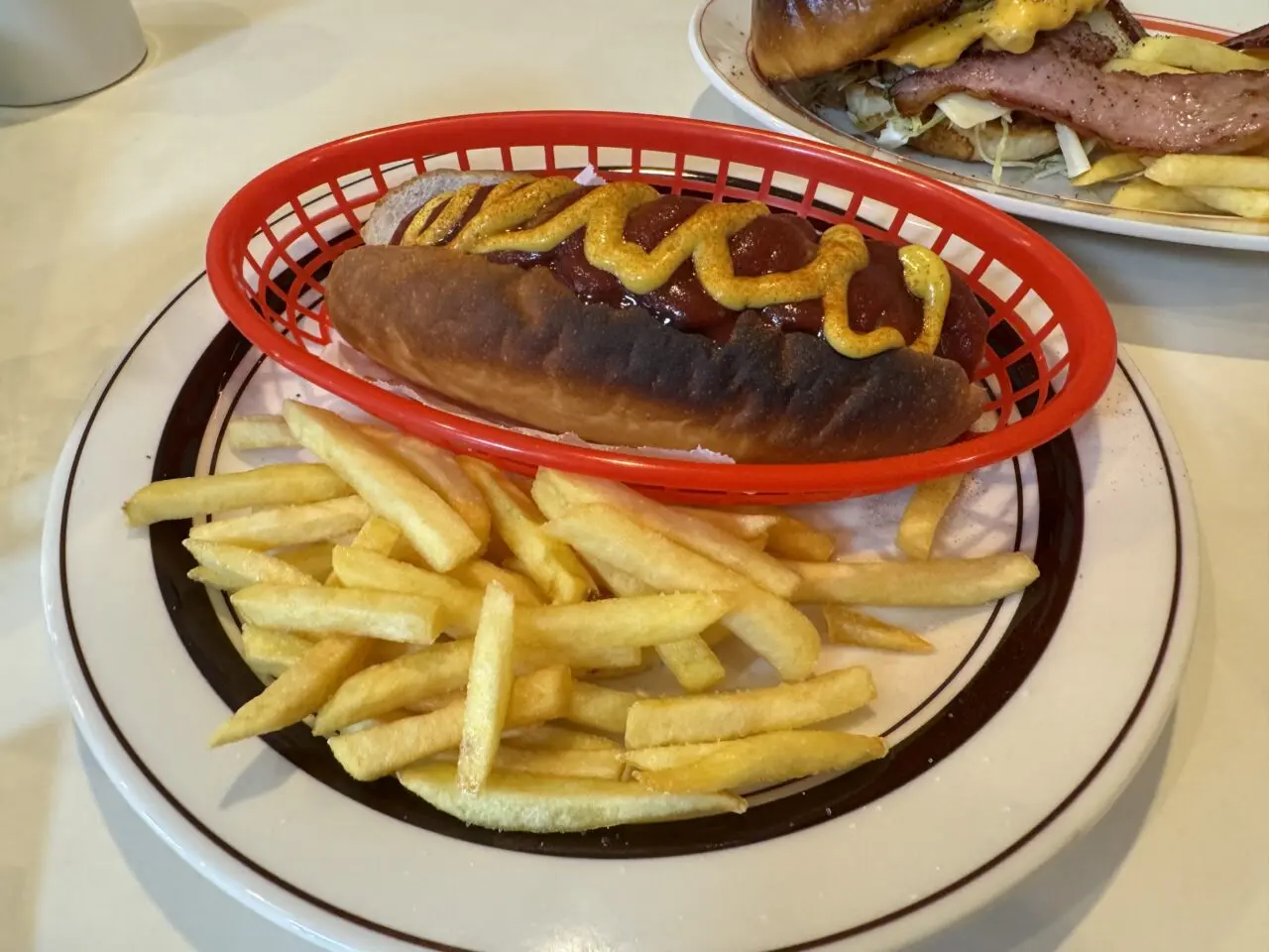 わんちゃんOKのカフェ『JUNK STAND』の絶品バーガーが話題! 間借り営業も集まる“挑戦者応援カフェ”とは?