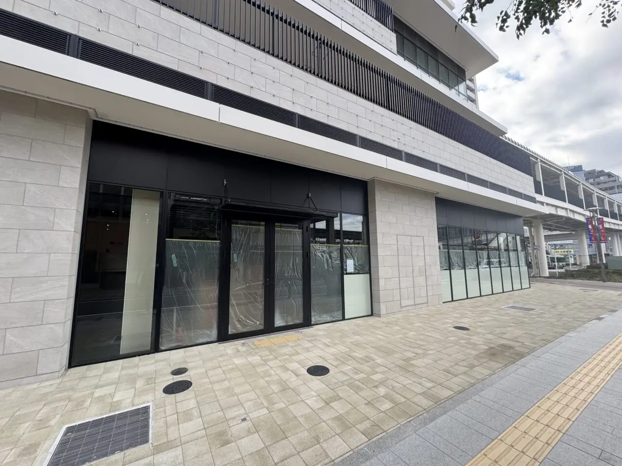 辻堂駅南口の新ランドマーク「THE TOWER 湘南辻堂」の1階に『セブンイレブン 藤沢辻堂駅南口店』が2026年1月30日オープン。