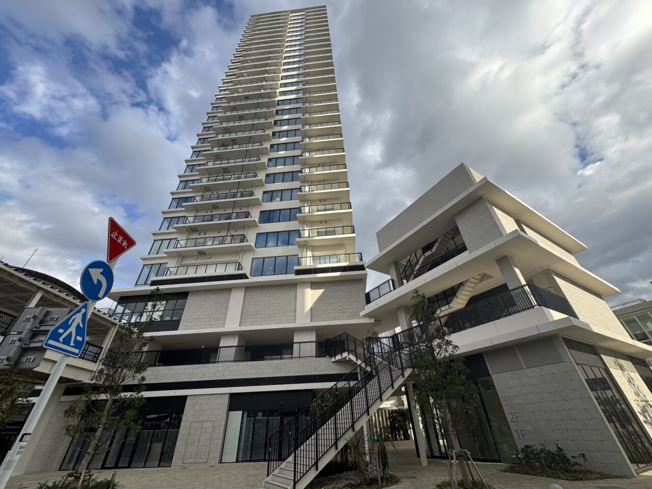 辻堂駅南口の新ランドマーク「THE TOWER 湘南辻堂」の1階に『セブンイレブン 藤沢辻堂駅南口店』が2026年1月30日オープン。