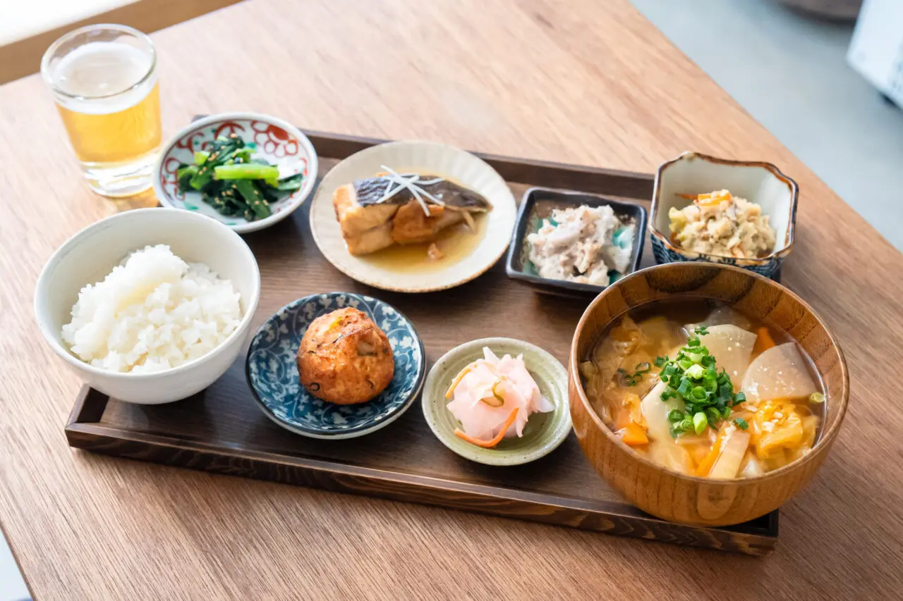 【藤沢市】藤沢駅南口で人気の日本ワインの角打ち酒屋「じゃん商店」でランチ開始! “酒屋の昼ごはん”が1月15日からスタートします♪