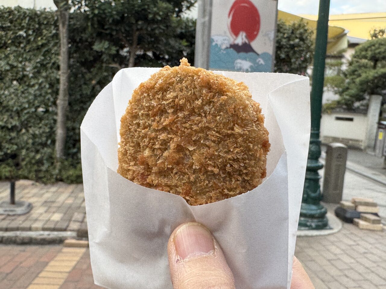 【藤沢市】1日1,000個売れることも。「しらす問屋 とびっちょ」の江の島名物しらすブラックコロッケ＆チャウダーコロッケが大人気！