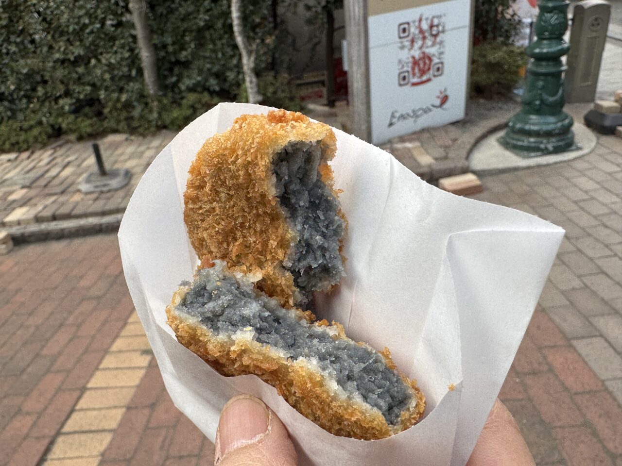 【藤沢市】1日1,000個売れることも。「しらす問屋 とびっちょ」の江の島名物しらすブラックコロッケ＆チャウダーコロッケが大人気！