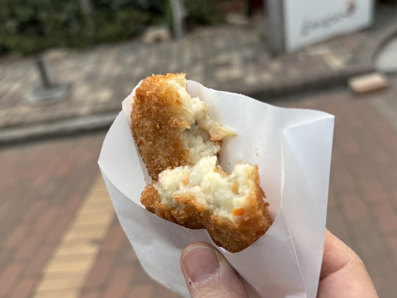 【藤沢市】1日1,000個売れることも。「しらす問屋 とびっちょ」の江の島名物しらすブラックコロッケ＆チャウダーコロッケが大人気！