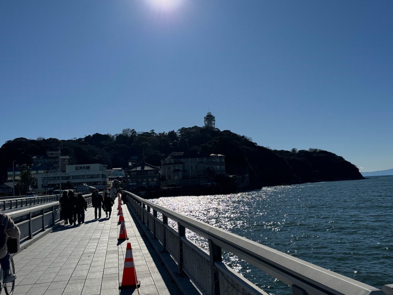 【藤沢市】1日1,000個売れることも。「しらす問屋 とびっちょ」の江の島名物しらすブラックコロッケ＆チャウダーコロッケが大人気！