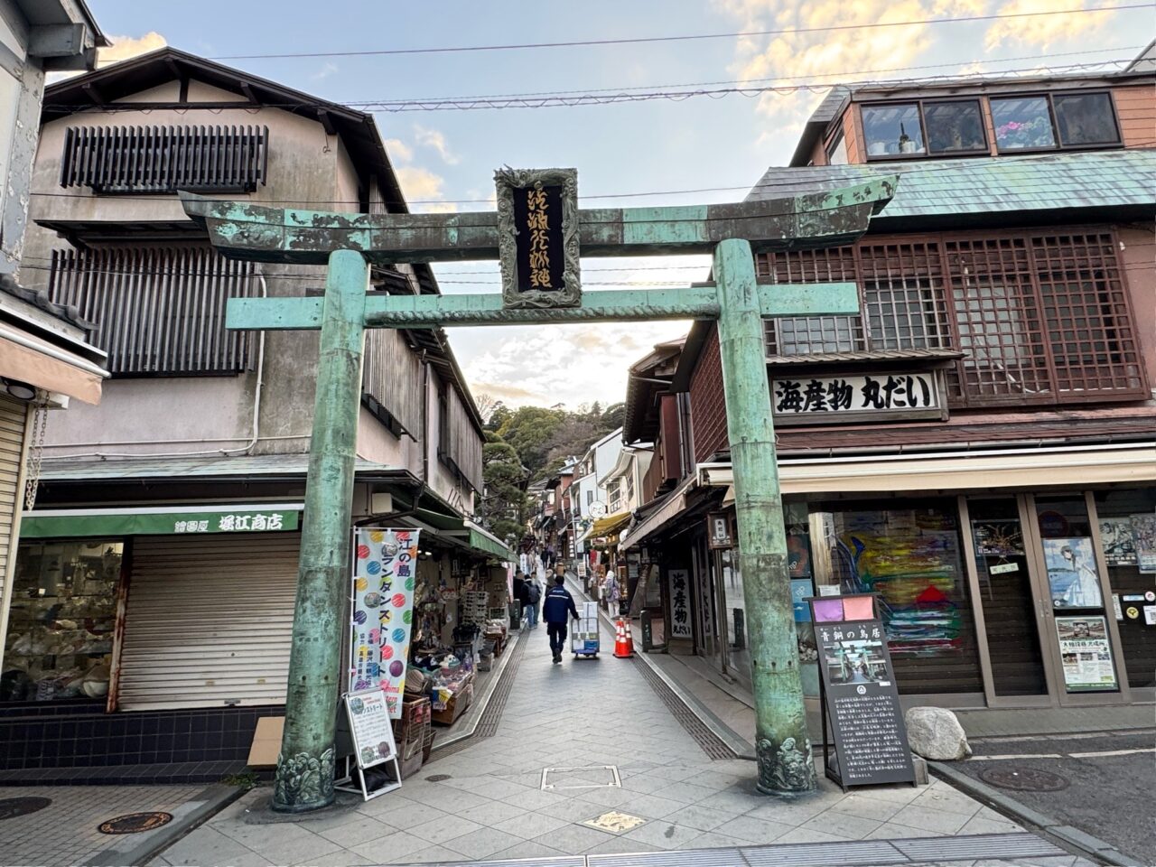 【藤沢市】1日1,000個売れることも。「しらす問屋 とびっちょ」の江の島名物しらすブラックコロッケ＆チャウダーコロッケが大人気！