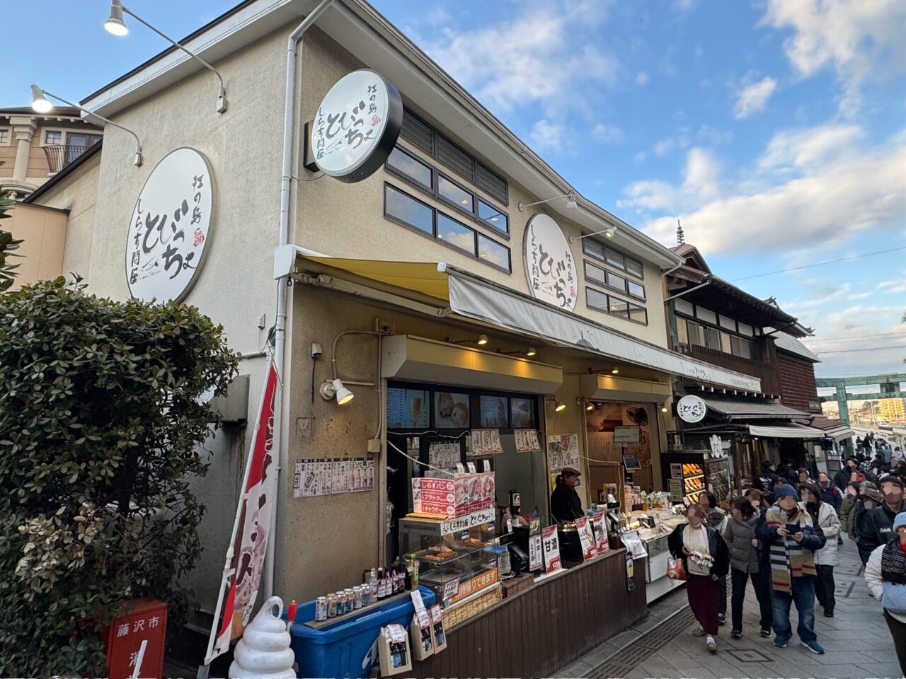 【藤沢市】1日1,000個売れることも。「しらす問屋 とびっちょ」の江の島名物しらすブラックコロッケ＆チャウダーコロッケが大人気！