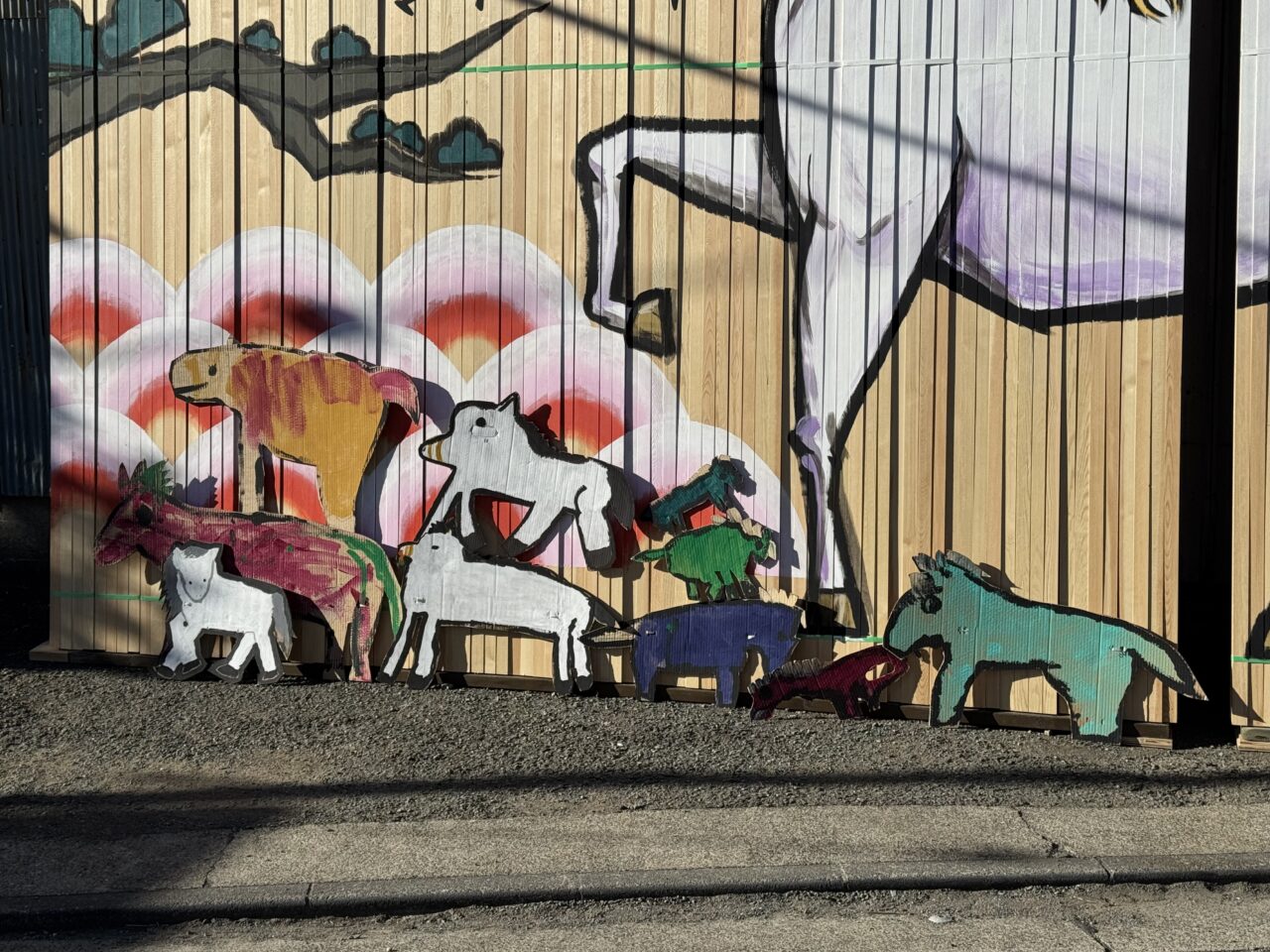 【藤沢市】地域で愛されて15年。藤沢本町の「山大木材」で正月干支絵が今年も登場しました♪