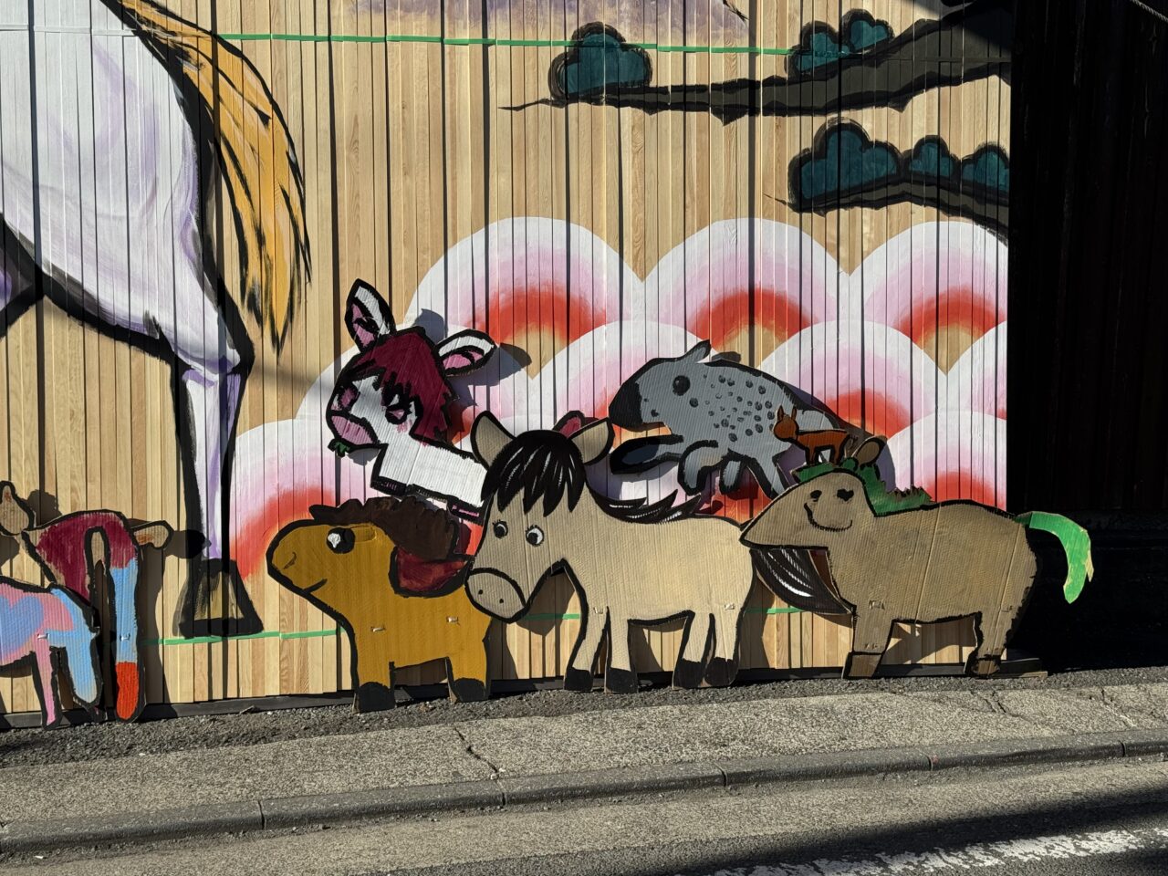 【藤沢市】地域で愛されて15年。藤沢本町の「山大木材」で正月干支絵が今年も登場しました♪