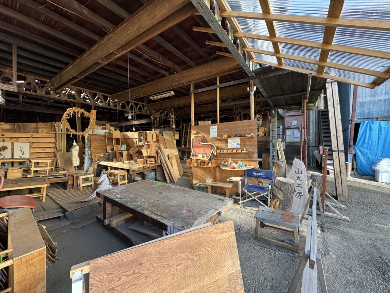 【藤沢市】地域で愛されて15年。藤沢本町の「山大木材」で正月干支絵が今年も登場しました♪