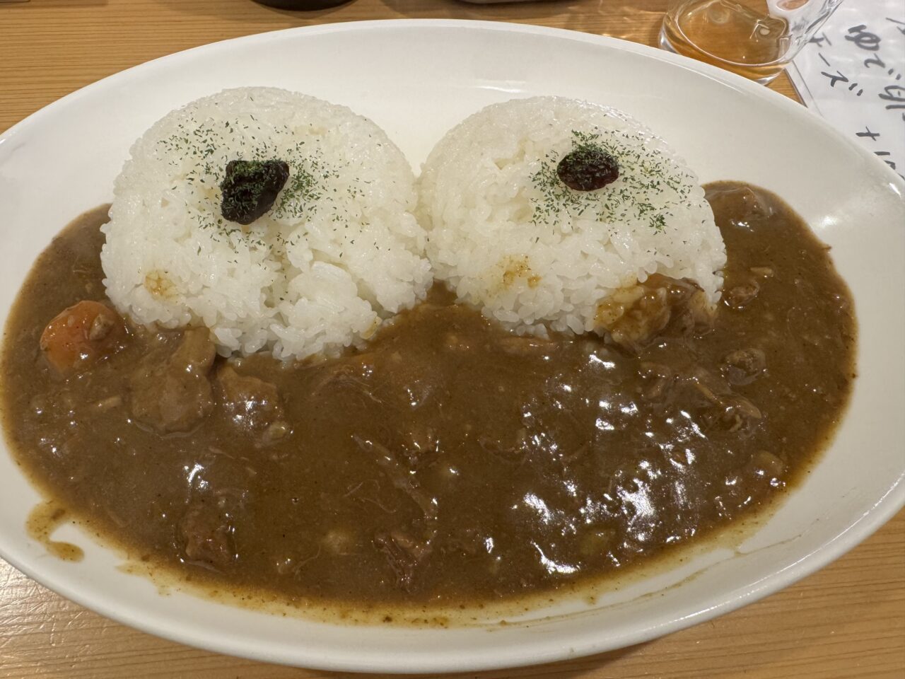 【藤沢市】藤沢駅南口・奥田センター飲食街にランチ営業のカレー専門店「昼豚 CURRY HILTON」が2026年1月にオープン！ 人気の牛スジカレーが話題沸騰中です♪