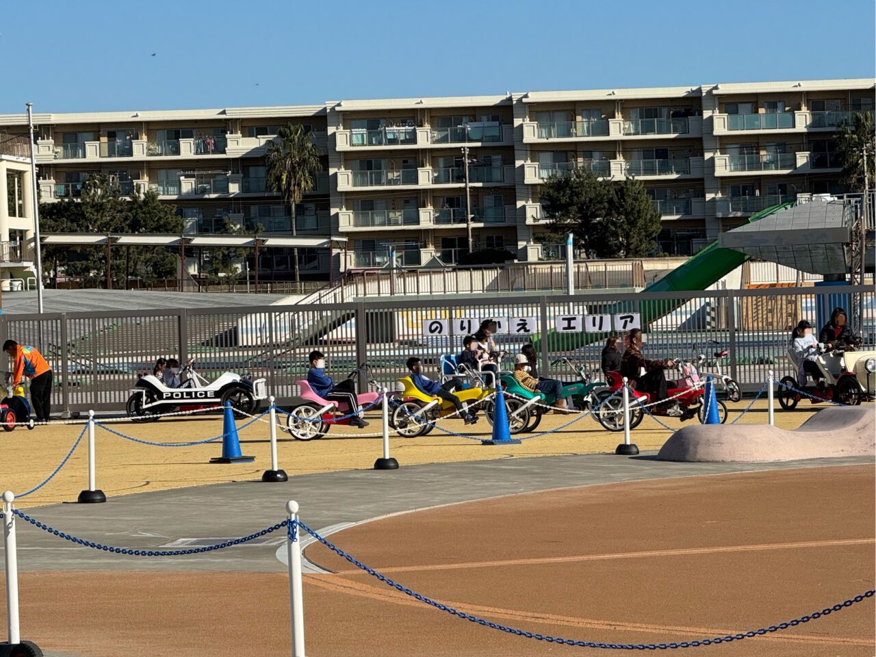 【藤沢市】ジャンボプールが冬の遊び場に♪ 辻堂海浜公園に「くじらの海のりもの広場」が5月10日までの土日祝日に開催中です。