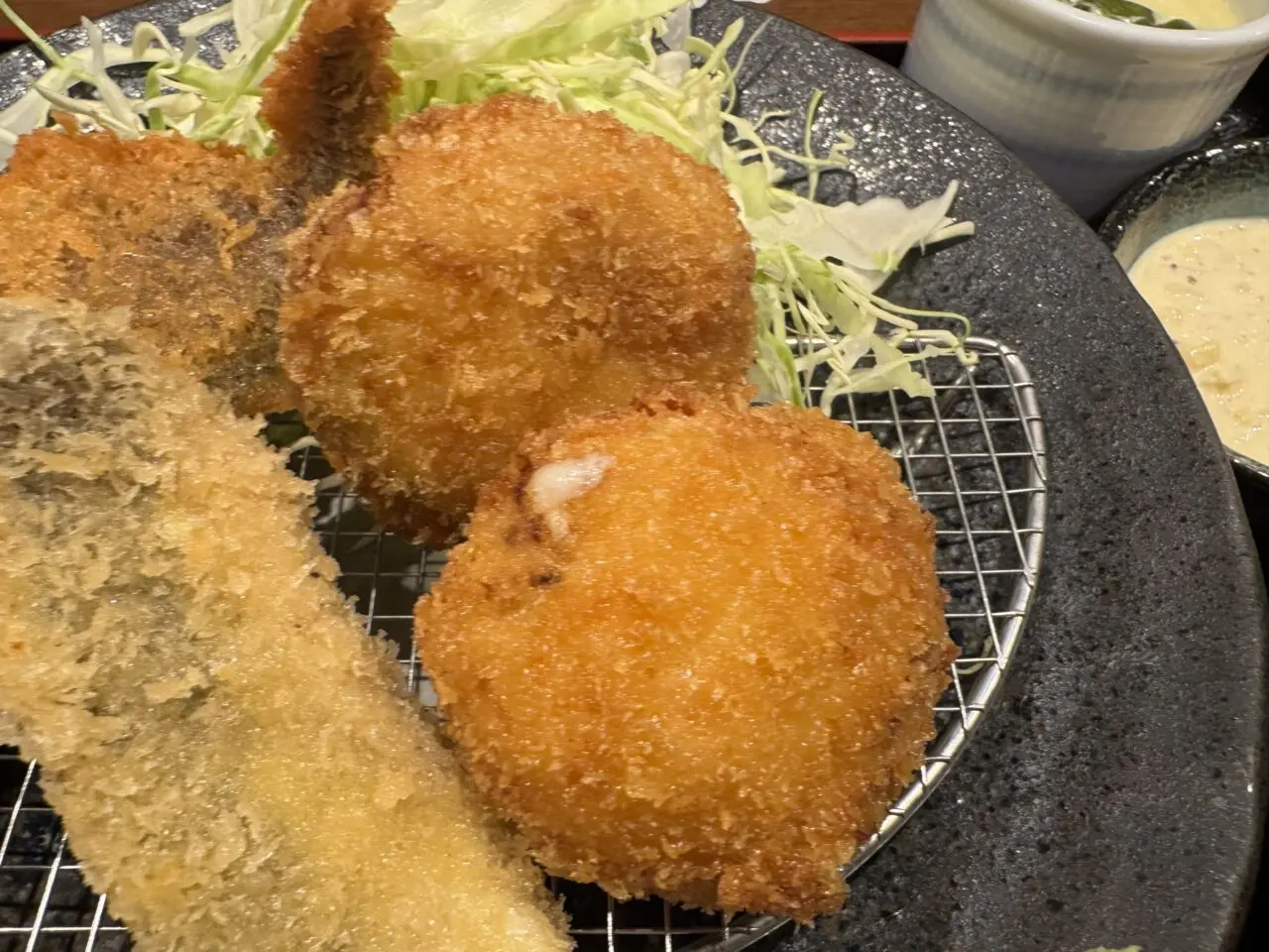 【藤沢市】リピーター続出！ 藤沢駅南口の「湘南アジフライ あらた」で半月ごとに変わる「季節のクリームコロッケ」が人気です♪