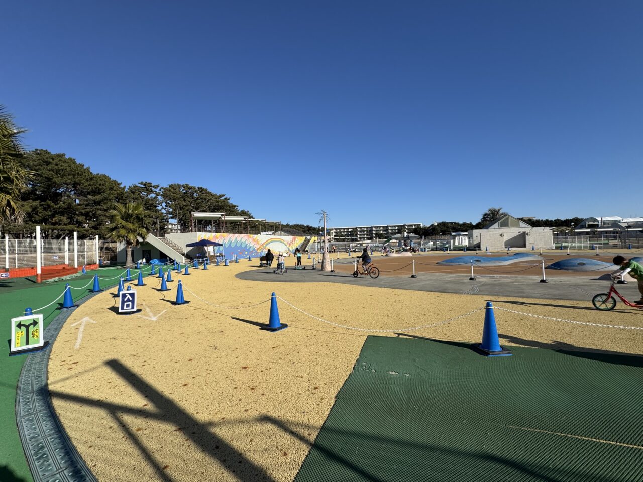 【藤沢市】ジャンボプールが冬の遊び場に♪ 辻堂海浜公園に「くじらの海のりもの広場」が5月10日までの土日祝日に開催中です。