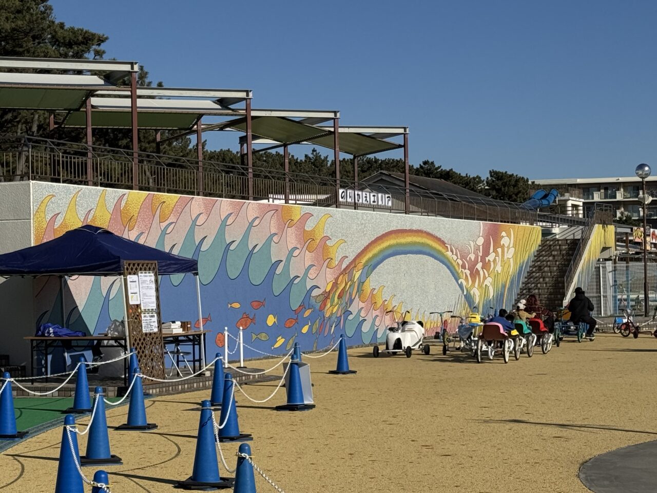 【藤沢市】ジャンボプールが冬の遊び場に♪ 辻堂海浜公園に「くじらの海のりもの広場」が5月10日までの土日祝日に開催中です。