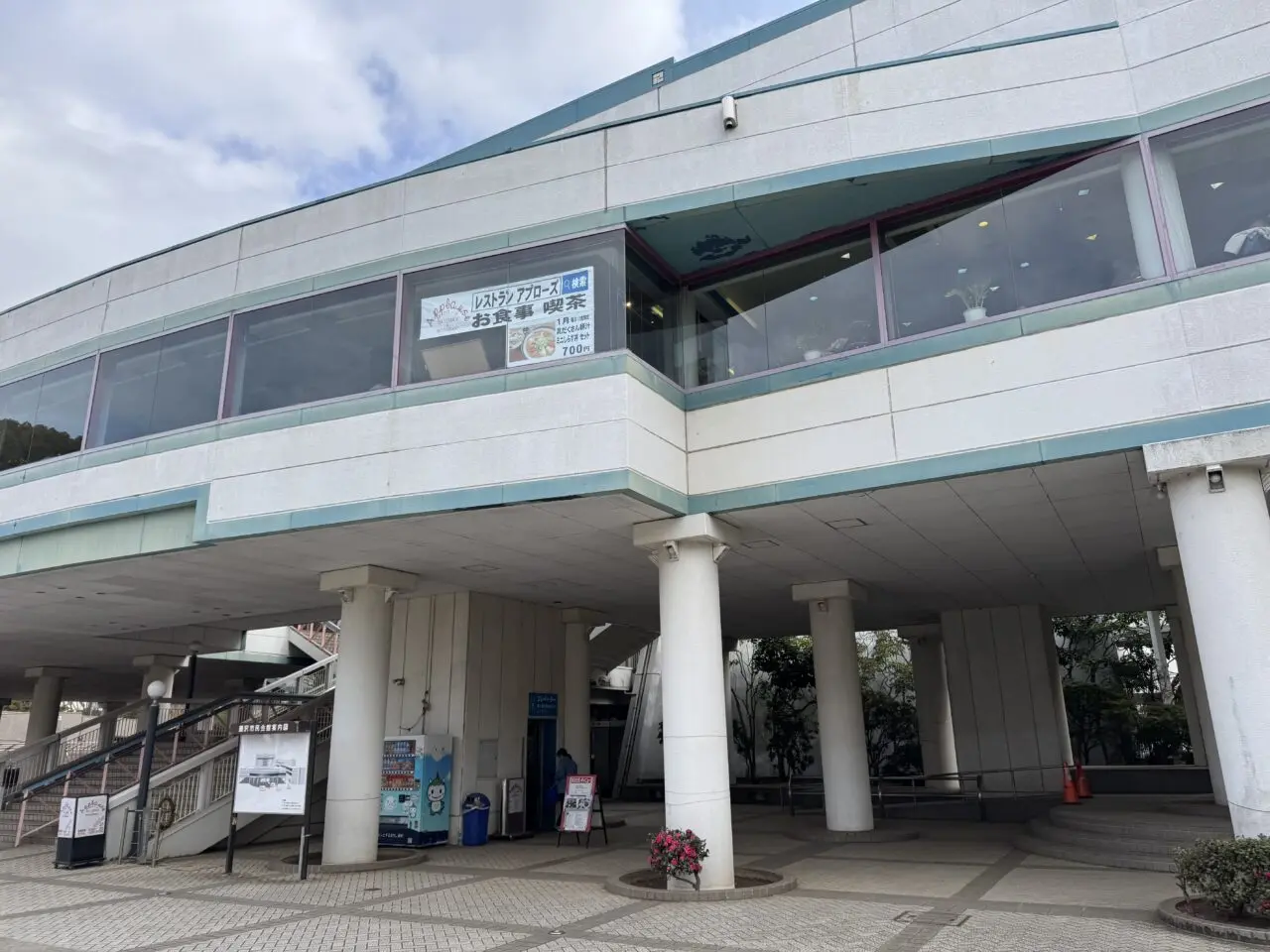 【藤沢市】創業39年の思い出に幕。藤沢市民会館2階のレストラン「アプローズ」が2月28日に閉店しました。3月4日から備品譲渡会が行われます。