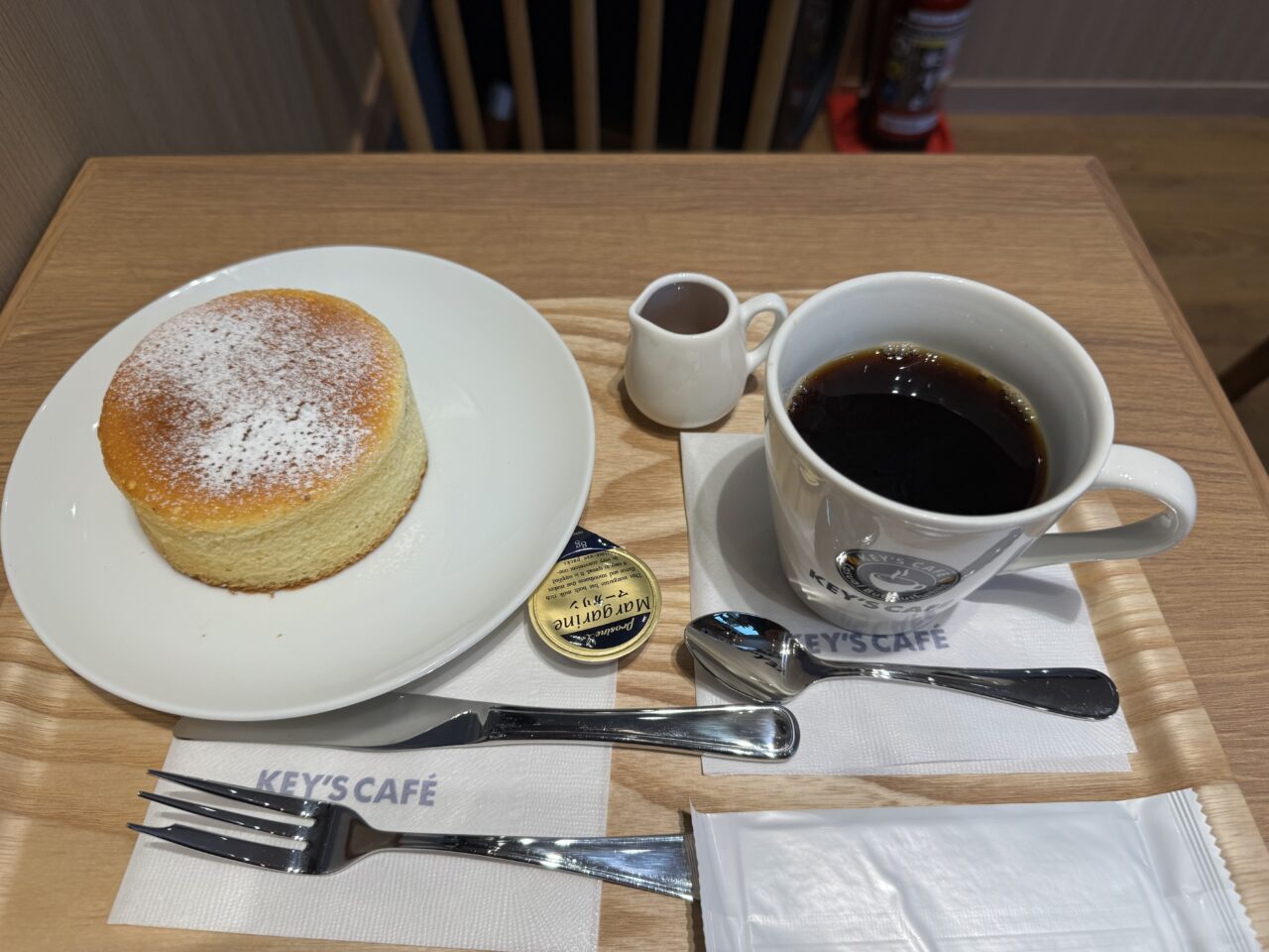 【藤沢市】宮原エリアの中原街道沿いに車で立ち寄れるカフェ「KEY'S CAFÉ 藤沢宮原店」が3月6日にオープンしました。薪ストーブのある話題のカフェです♪