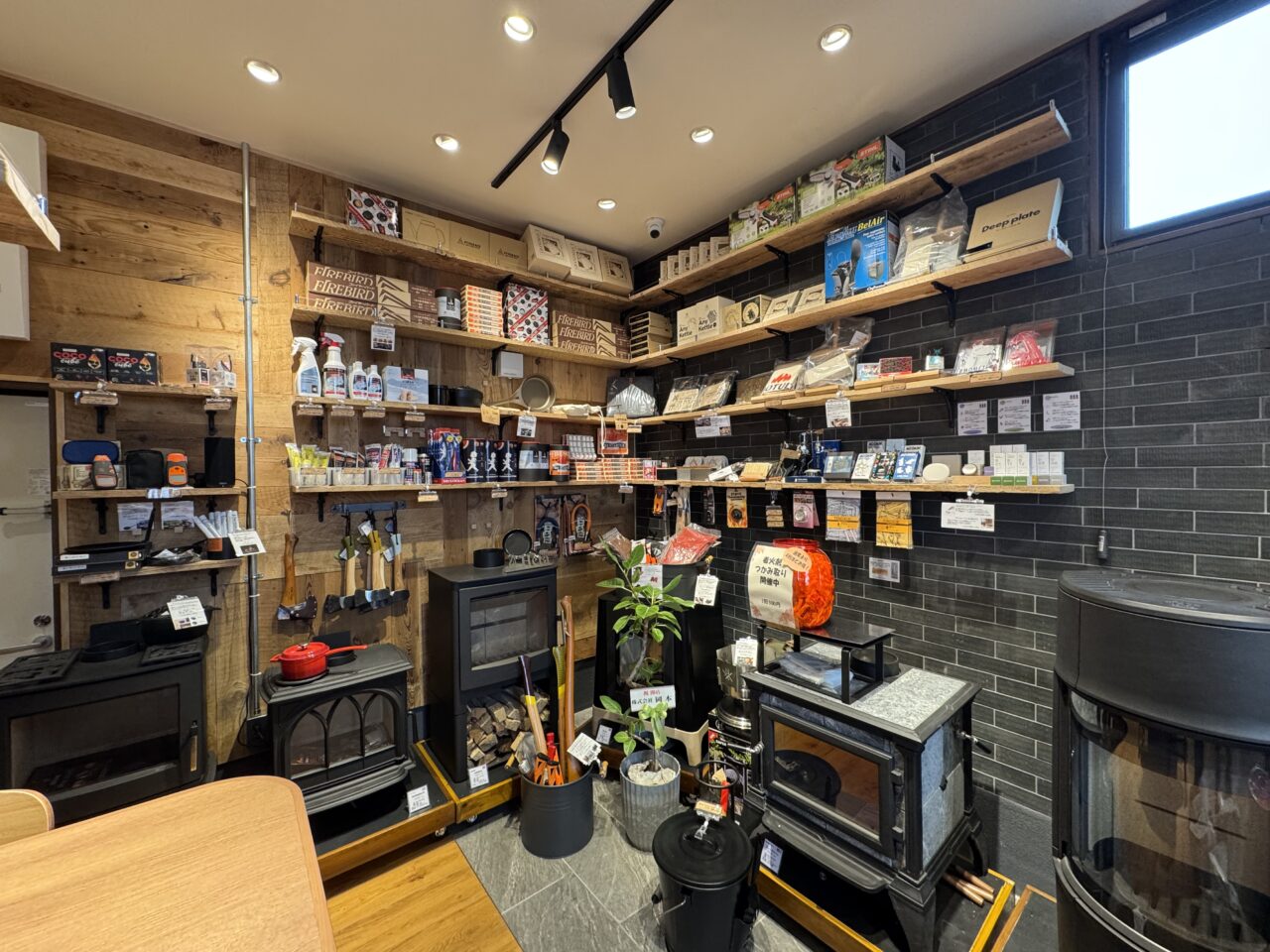 【藤沢市】宮原エリアの中原街道沿いに車で立ち寄れるカフェ「KEY'S CAFÉ 藤沢宮原店」が3月6日にオープンしました。薪ストーブのある話題のカフェです♪