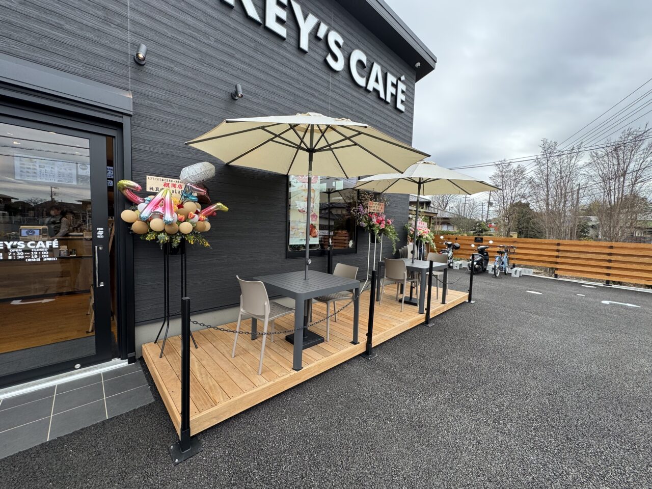 【藤沢市】宮原エリアの中原街道沿いに車で立ち寄れるカフェ「KEY'S CAFÉ 藤沢宮原店」が3月6日にオープンしました。薪ストーブのある話題のカフェです♪