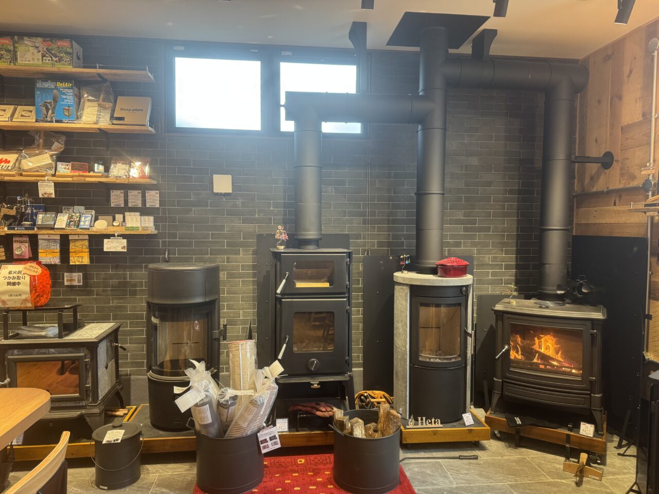 【藤沢市】宮原エリアの中原街道沿いに車で立ち寄れるカフェ「KEY'S CAFÉ 藤沢宮原店」が3月6日にオープンしました。薪ストーブのある話題のカフェです♪