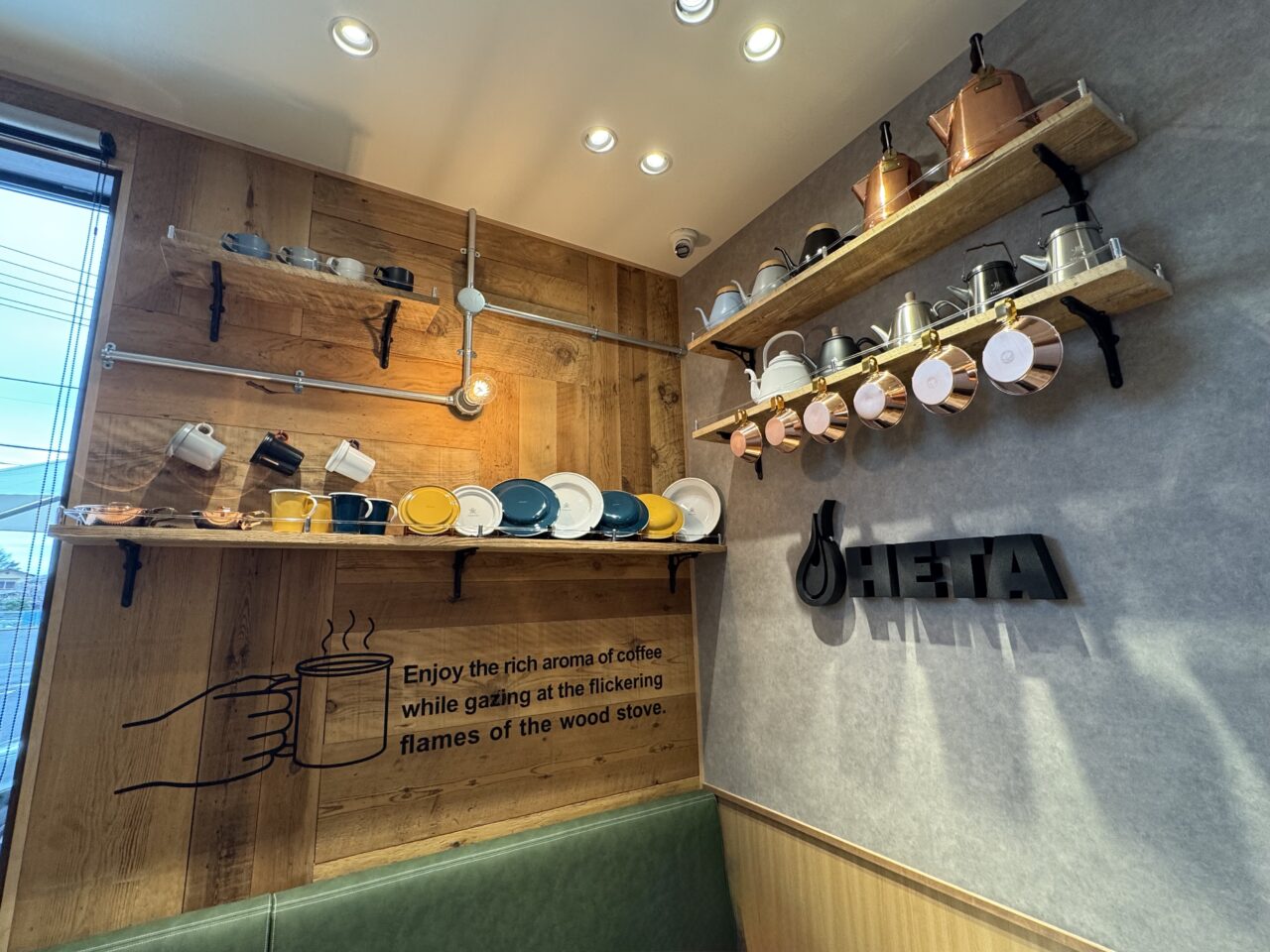 【藤沢市】宮原エリアの中原街道沿いに車で立ち寄れるカフェ「KEY'S CAFÉ 藤沢宮原店」が3月6日にオープンしました。薪ストーブのある話題のカフェです♪