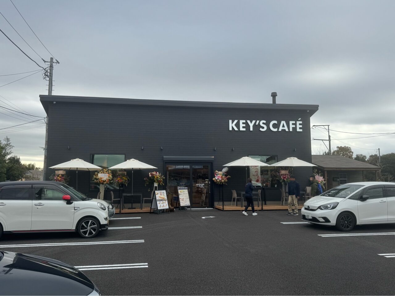 【藤沢市】宮原エリアの中原街道沿いに車で立ち寄れるカフェ「KEY'S CAFÉ 藤沢宮原店」が3月6日にオープンしました。薪ストーブのある話題のカフェです♪